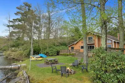 Image de Lakefront Escape - Family Friendly | Kayaks | Row Boat | Fireplace