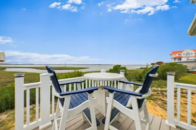 Image de Welcome to your next vacation paradise! This New Construction Single level featuring Million-dollar waterfront views of the Indian River Bay!