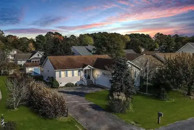 Image de Activities included up to $300 Free Per Week! ! New Listing 2024! Charming 3 bedroom, 2 bath family friendly vacation beach home offers single level living with convenient location only a short walk or bike ride from downtown Bethany!