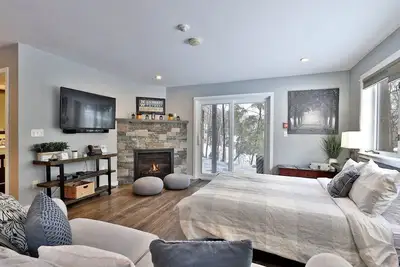 Image de Skiers Suite: 2rm/2ba Renovated Condo on the Bus Route w/ Pool. Discounted Ski Rentals. #332