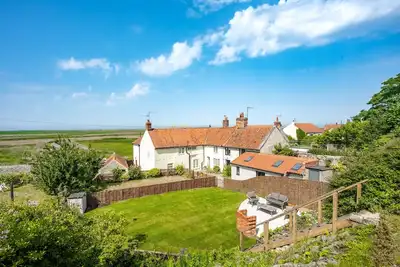 Image de Luxury Cottage with Stunning Panoramic Views of Coastline from gardens.