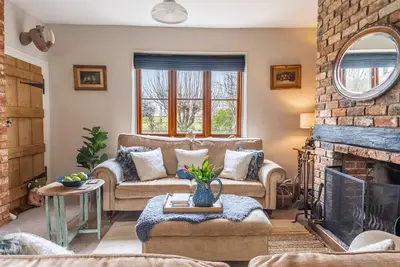 Image de Samphire Cottage - character cottage with wood burning stove and courtyard garden