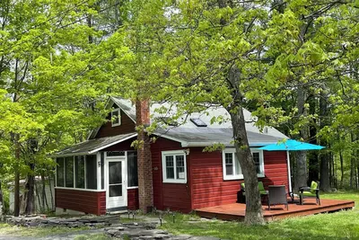 Image de Adorable Red Cottage, walking distance to Woodstock