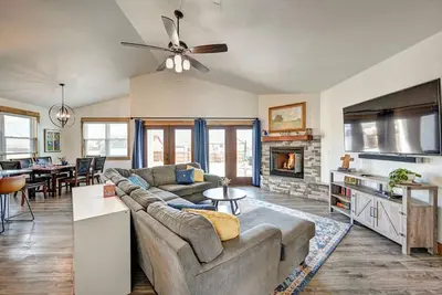 Image de Oxford home with a mountain view and great outdoor space