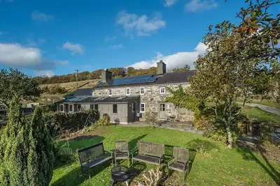 Image de Hot tub, mountain views and a steam train running through the garden | Rhiwgoch
