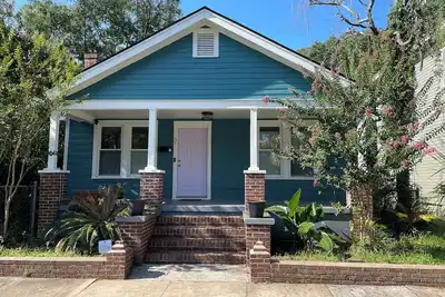 Image de Sunny Ivy Bungalow next to it all!