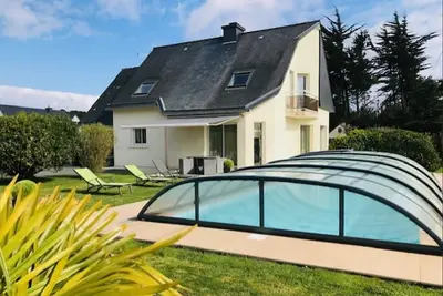 Image de Grande maison familiale avec piscine, bord de mer