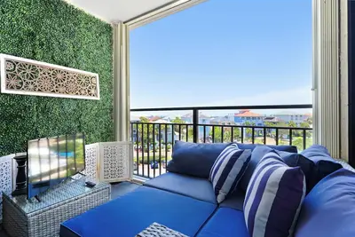 Image de ✨Short, Easy Walk to Beach-Great Amenities-2br Enclave 502b✨