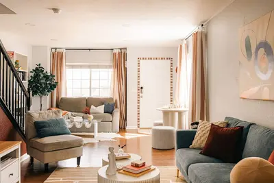Image de Dog-friendly townhome with private hot tub & cornhole - walk to dining