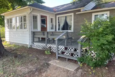 Image de Snow his here sled from your door Cozy 3 bedroom cottage in town-pet friendly!