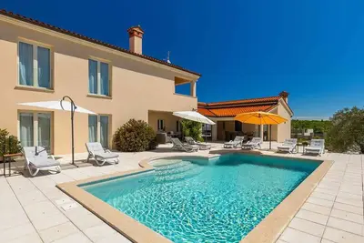 Image de Villa avec piscine, climatisation, fitness et parking
