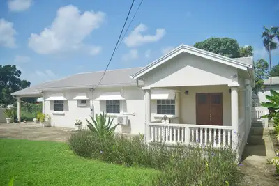 Image de Luxury Three Bedroom Two and 1\/2 Bathroom Bungalow Close to Beach\n