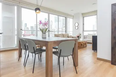 Image de Luxury 2 Br apt with free parking and balcony