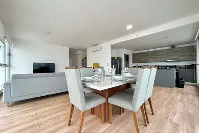 Image de Luxury 2 Br apt with free parking and balcony