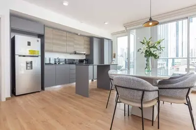Luxury 2 Br apt free parking and balcony