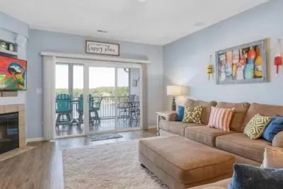 Image de Next door to Dog Days Grill! Waterfront with amazing views! Jacuzzi Tub