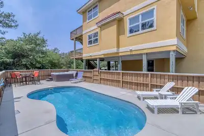 Image de Spacious canalfront home w/ pool & hot tub on the 4x4 beaches of Carova!