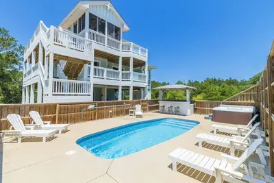 Image de Canalfront 6br home w/ pool & hot tub on the beautiful 4x4 beaches of Carova!
