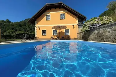 Image de A cozy and luxurious house with a pool beneath mount Donačka gora.