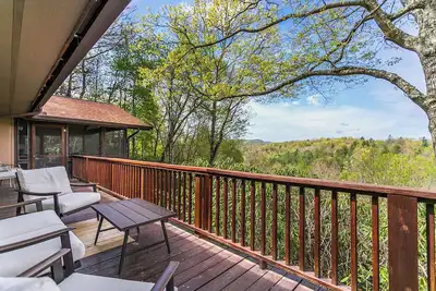 Image de 2024 Winter Special! Spacious Family Retreat W\/ Stunning  Mountain View