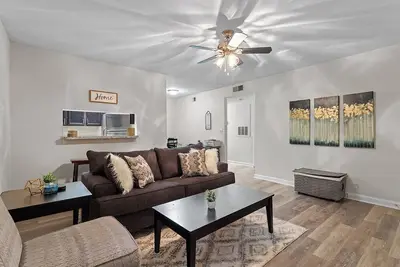 Image de 2 miles from Unc Campus & Hospital. Fitness center, clubhouse, pool & dog park!