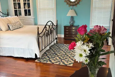 Image de Holly Cove Suite has gorgeous sunsets and spectacular views of Onancock Creek.
