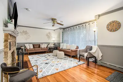 Image de Lovely home with hot tub, pool, two kitchens, enclosed backyard, firepit & grill