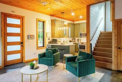 Image de Luxury Retreat with Slide, Waterfall, Hot Tub, Golf & more! , Family Fun: Stocked Pond, In-Out Slide