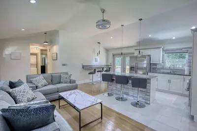 Image de Grove Park Chateau - Fully Renovated Home Near Downtown!