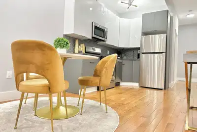 Image de Townhouse Castle minutes to the center of Nyc + Parking + Laundry + Fast WiFi