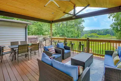 Image de Riverfront Royal Home w\/ Hot Tub & Fire Pits!