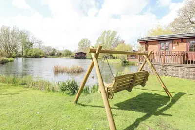 Wagtail Lodge, with hot tub in Badwell Ash