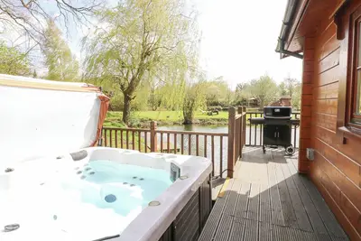 Image de Heron Lodge, character holiday cottage, with hot tub in Badwell Ash