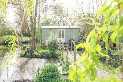 Damsel Shepherds Hut, romantic, with hot tub in Badwell Ash