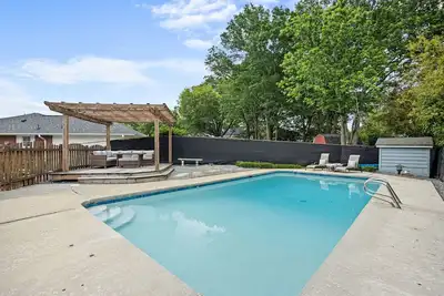 Image de 12 Minutes to Truist Park! Private Pool! 25 mins from East Cobb Baseball!