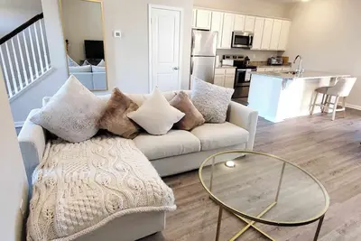 Image de Chic and conveniently located 2 bed, 2. 5 bath