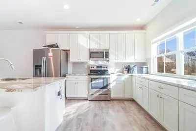 Image de Luxury Coastal Norfolk Townhome, 5 minutes from beach, next to naval base\n