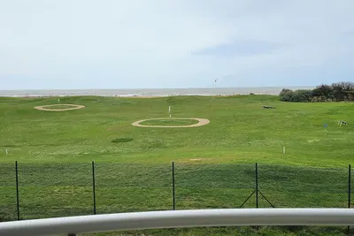 Image de Logement à 50m de la mer Autorisée aux Chiens, à Côté du Golf et Près du lac