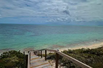 Image de Escape to Serenity: Charming One Bedroom Villa with Private Beach Access!