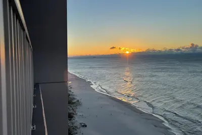 Image de Condo On The Beach! ! ! !