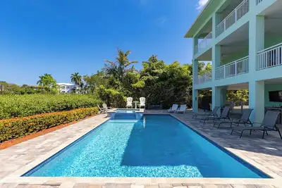 Image de Coco Plum Paradise: Luxurious 4/4 with dockage + pool, short walk to beach