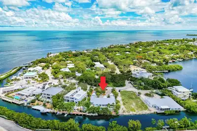 Image de Captains Quarters: 4/4 beautiful ground level canal front home with pool and dockage