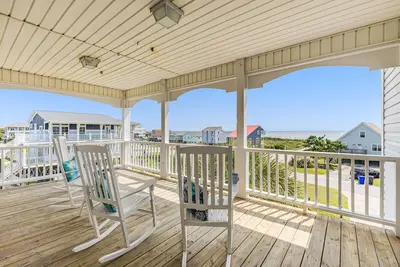 Image de Gorgeous 2nd Row Home with Amazing Ocean Views, 2 Large Decks, Dog Friendly, Sleeps 12