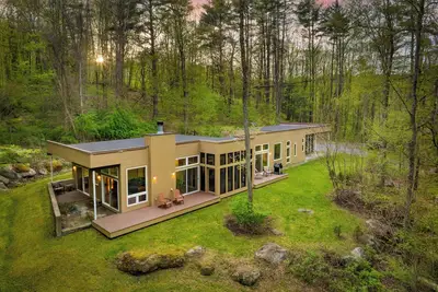 Image de Secluded + Modern | Enclosed Patio, Forest Views | Woodland Zen by AvantStay
