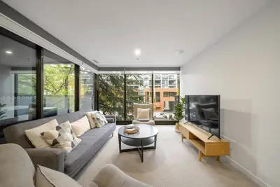 Image de Chic Inner-City 2-Bed Abode with Pool, Gym & Sauna