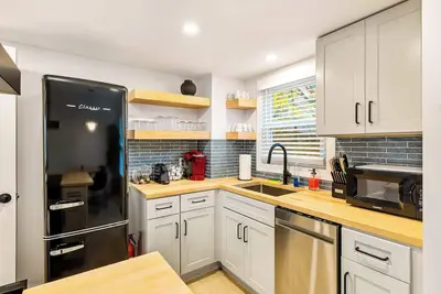 Image de Cute 3br/2ba w/ Jacuzzi, Steps from Big House!