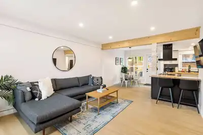Image de Spacious 6br Home w/ Jacuzzi, Walk to Big House!