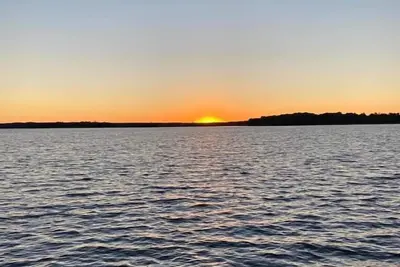 Image de Waterfront Cabin on Bay Lake