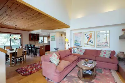 Image de Rustic Mountainside 5 Bdrm Ski Home w/ Stunning Views, Private Balconies and Natural Light-Filled Entertainment Space with Access to Grand Hyatt Vail