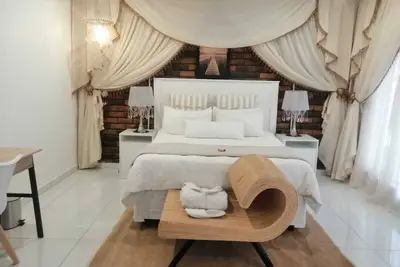 Image de Ledimor Guesthouse \noffers a 4 star accommodation. A stone away from Kruger